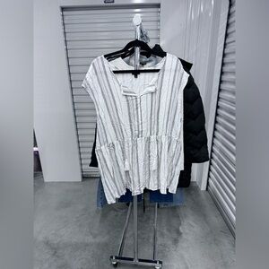 Torrid | Sleeveless Tunic in Black and White | size 2